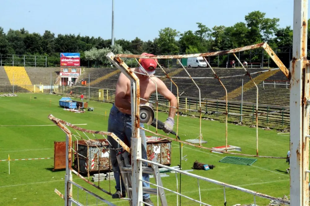 CĐV của Union đang tự tay làm lại sân bóng hồi năm 2008 CĐV của Union đang tự tay làm lại sân bóng hồi năm 2008