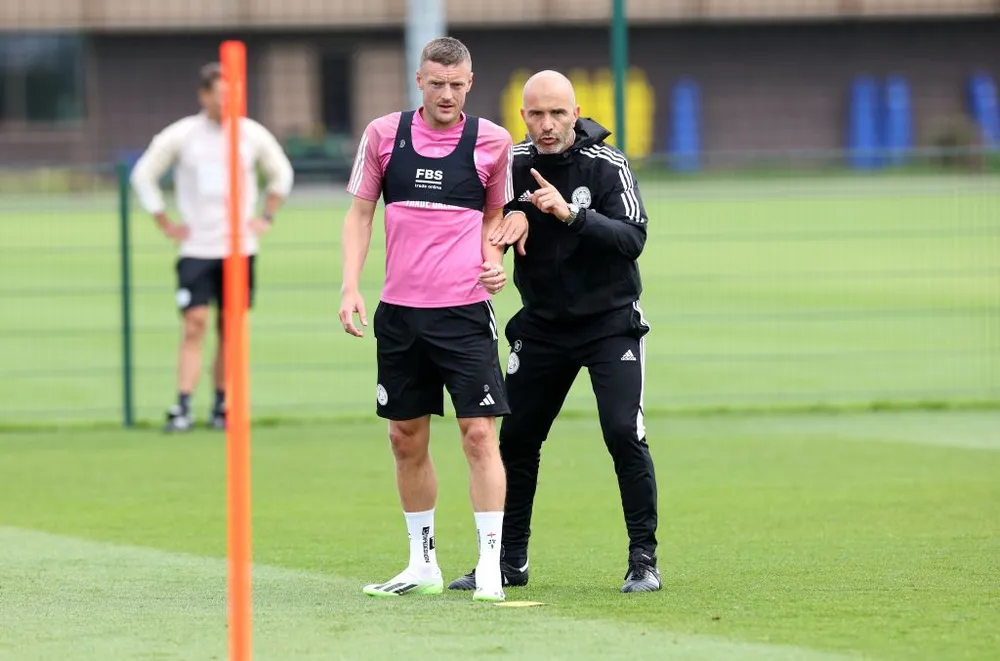 Tiền đạo Vardy và HLV Maresca Tiền đạo Vardy và HLV Maresca