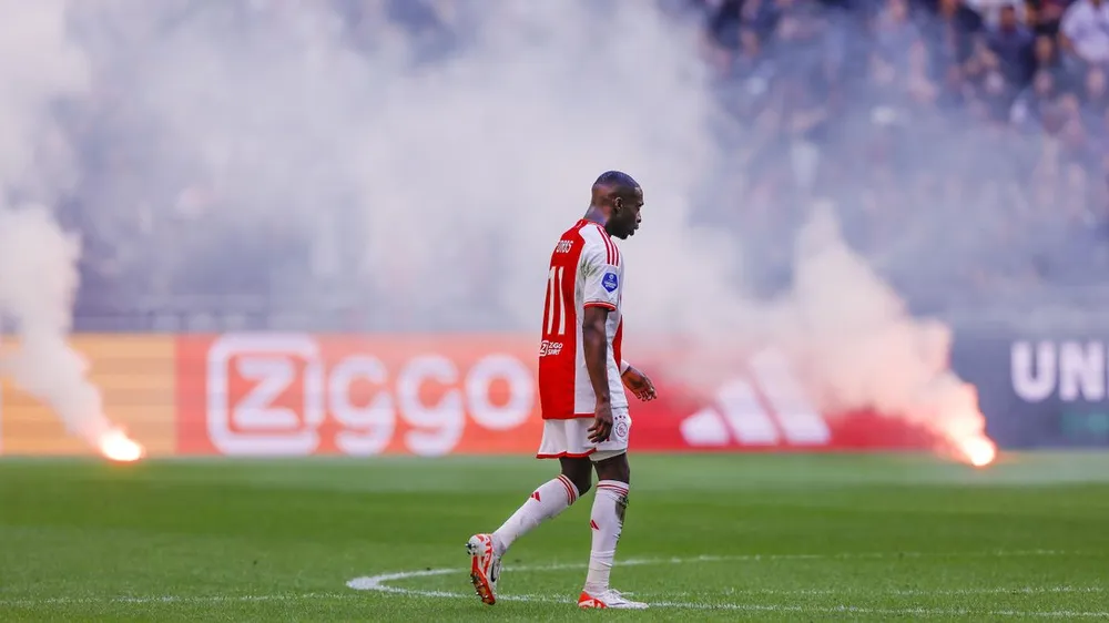 Ajax và tình trạng hỗn loạn chưa từng thấy