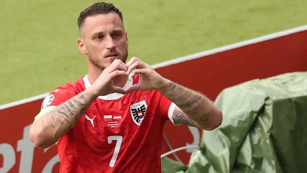 Sắc màu Euro: Nước mắt Arnautovic. Vua Felipe nói gì trong phòng thay đồ Tây Ban Nha?