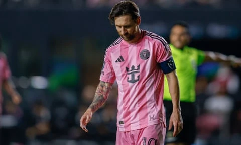 Lionel Messi và Inter Miami bị Vancouver Whitecaps vượt qua trong cả hai lượt trận. Ảnh: Chris Arjoon/AFP/Getty Images Lionel Messi và Inter Miami bị Vancouver Whitecaps vượt qua trong cả hai lượt trận. Ảnh: Chris Arjoon/AFP/Getty Images