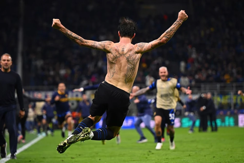 Francesco Acerbi lao lên phía trước ở phút thứ ba của thời gian bù giờ để cứu Inter khỏi thất bại trước Barcelona. Ảnh: Mattia Ozbot/Inter/Getty Images 5563.jpg