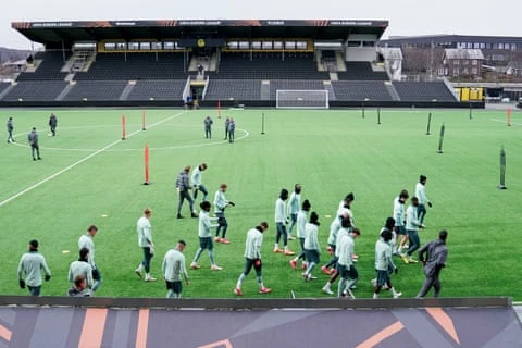 Các cầu thủ Tottenham tập luyện trên mặt cỏ nhân tạo tại sân Aspmyra ở Bodø. Ảnh: Stian Lysberg Solum/PA Europa League Các cầu thủ Tottenham tập luyện trên mặt cỏ nhân tạo tại sân Aspmyra ở Bodø. Ảnh: Stian Lysberg Solum/PA Europa League