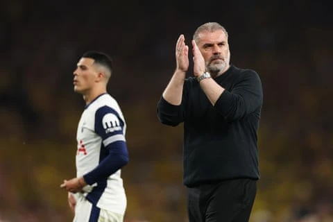 Ange Postecoglou vỗ tay cảm ơn CĐV Spurs. Ông cần cân bằng chiến lược. Nguồn: Richard Heathcote/Getty Images Ange Postecoglou vỗ tay cảm ơn CĐV Spurs. Ông cần cân bằng chiến lược. Nguồn: Richard Heathcote/Getty Images