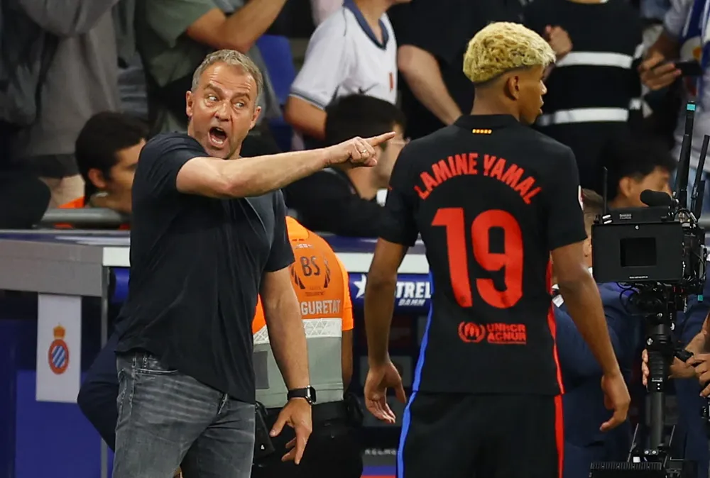 Hansi Flick duy trì cường độ trước Espanyol. Nguồn: Albert Gea/Reuters 1314.jpg