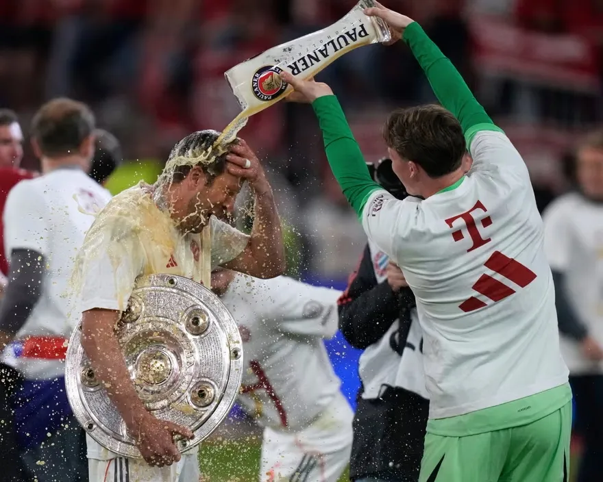 Kane bị tắm bia tại Allianz Arena. Ảnh: Matthias Schräder/AP 4668.jpg