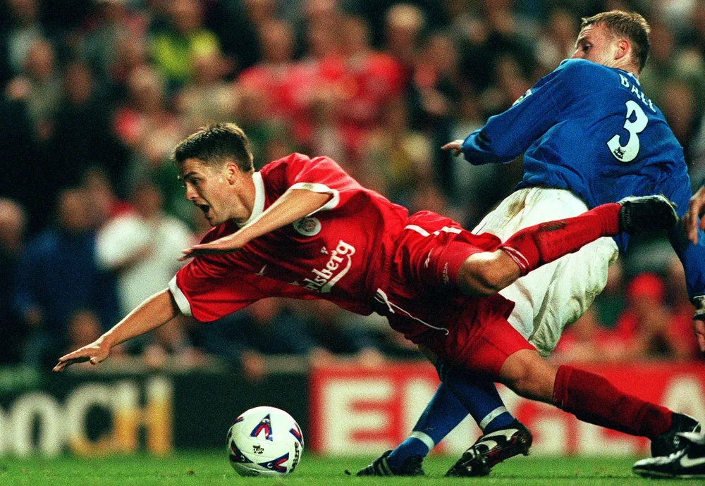 Michael Owen thi đấu cho Liverpool trước Everton năm 1999. Ảnh: Paul McFegan/Sportsphoto 1968.jpg