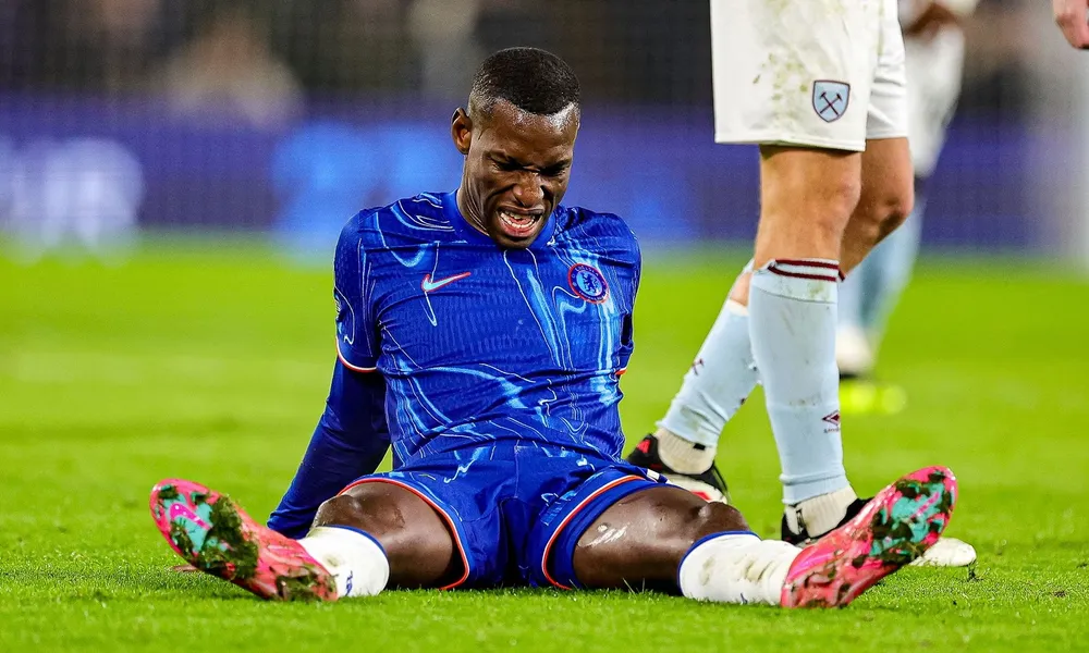 Nicolas Jackson gặp vấn đề gân kheo trong hiệp một trận Chelsea thắng West Ham hồi tháng 1 nhưng không được thay ra cho đến phút 50. Ảnh: Nigel Keene/ProSports/Shutterstock 1990.jpg