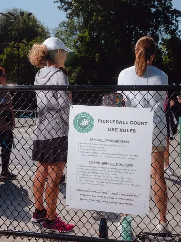 Quy tắc pickleball tại công viên ở West Hartford, Connecticut. 2250.jpg