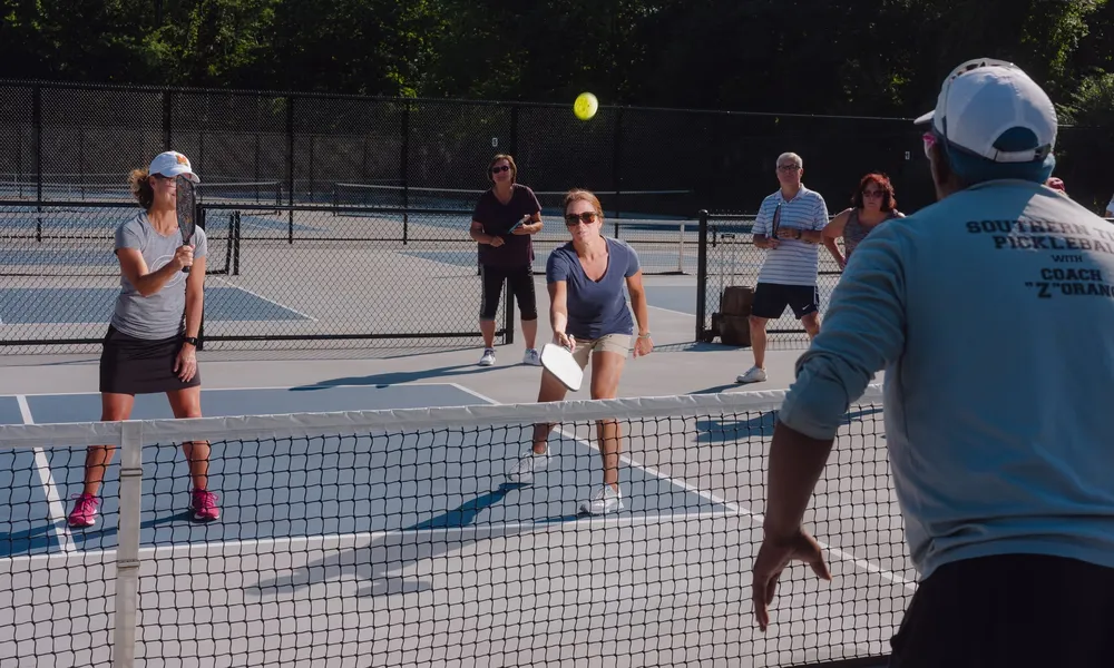 Hàng rào phân cách sân quần vợt và sân pickleball tại một công viên ở West Hartford, Connecticut. 3000.jpg