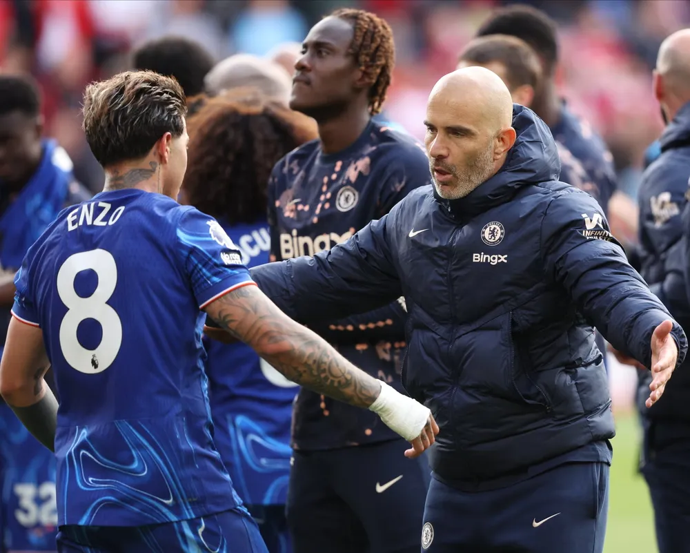 Chiến thuật của Enzo Maresca đã phát huy hiệu quả, khi để Moisés Caicedo đá cặp với Enzo Fernández (trái) ở tuyến giữa để đối phó với cường độ ban đầu của Nottingham Forest. Ảnh: Neal Simpson/Getty Images/Allstar 4587.jpg