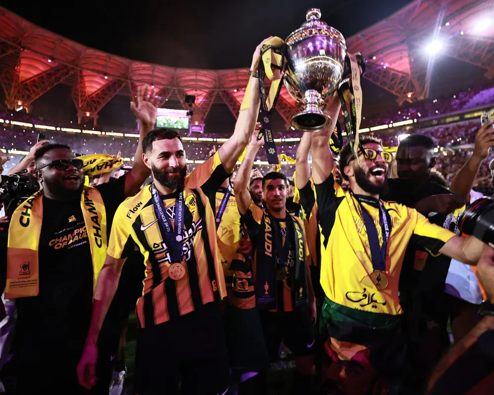 Karim Benzema và Abdulrahman al-Aboud của Al-Ittihad nâng cúp vô địch. Ảnh: Reuters 4207.jpg
