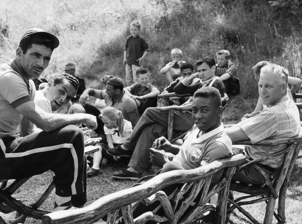 hình Pelé và đội tuyển Brazil cùng ban huấn luyện thư giãn tại căn cứ gần Gothenburg trong World Cup 1958. Ảnh: Rune Andréasson/SCANPIX/TT News Agency/PA Images 4962.jpg