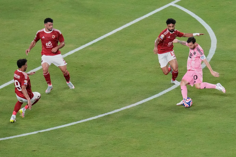 Lionel Messi của Inter Miami cố gắng sút bóng về phía khung thành. Ảnh: John Raoux/AP 5469.jpg