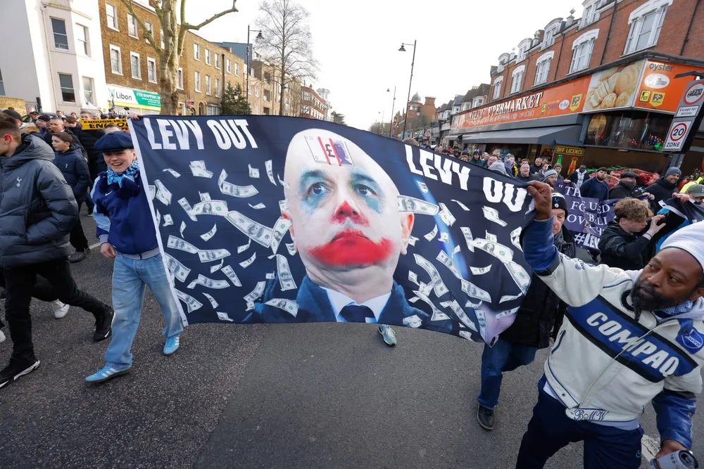 Cổ động viên Spurs phản đối Daniel Levy vào tháng 2 năm 2025, nhưng vị chủ tịch Tottenham khó có khả năng rời đi trong tương lai gần. Nguồn ảnh: Tom Jenkins/The Guardian 8192.jpg
