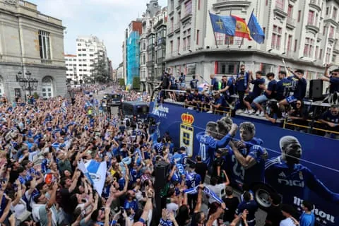 Các cầu thủ Oviedo ăn mừng cùng cổ động viên, một ngày sau khi thăng hạng. Ảnh: JL Cereijido/EPA Các cầu thủ Oviedo ăn mừng cùng cổ động viên, một ngày sau khi thăng hạng. Ảnh: JL Cereijido/EPA