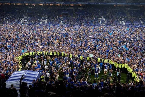 Người hâm mộ Real Oviedo trên sân ăn mừng thăng hạng La Liga. Ảnh: Juan Manuel Serrano Arce/Getty Images Người hâm mộ Real Oviedo trên sân ăn mừng thăng hạng La Liga. Ảnh: Juan Manuel Serrano Arce/Getty Images