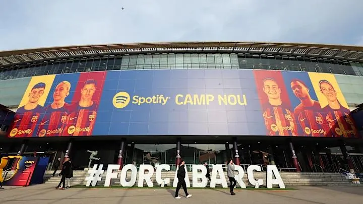 Sau chức vô địch, Barcelona có mùa hè tự hủy hoại?