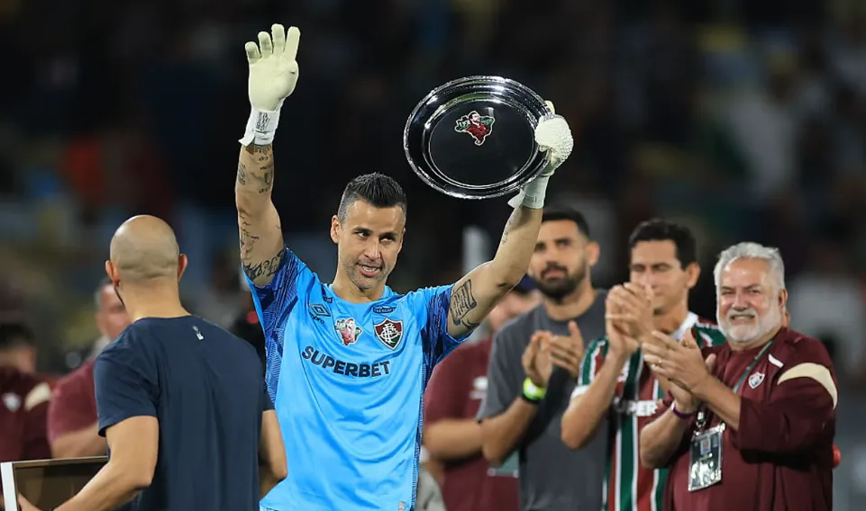 Thủ môn Fabio phá kỷ lục của huyền thoại Peter Shilton sau 28 năm