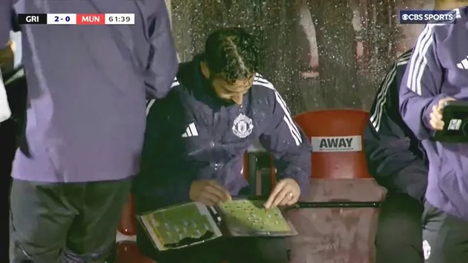 Hình ảnh ám ảnh của Ruben Amorim tóm tắt sự suy tàn của Man United