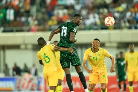 Paul Onuachu của Nigeria tranh chấp trên không trong trận vòng loại World Cup với South Africa tháng Sáu 2024, kết thúc 1-1.