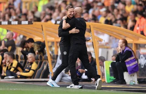 Pep Guardiola ôm trợ lý Pep Lijnders trong chiến thắng của Manchester City trước Wolves.