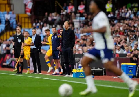 Huấn luyện viên Thomas Tuchel trên đường pitch trong trận vòng loại World Cup 2026 giữa Anh và Andorra.