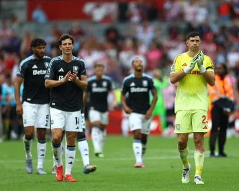 Emiliano Martínez (phải) vỗ tay chào người hâm mộ Aston Villa sau thất bại tại Brentford.