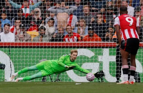 Kelleher lao ra cản phá Bruno Fernandes, dưới sự chứng kiến của Igor Thiago.