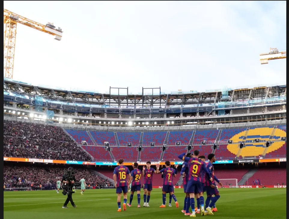Barcelona trở lại Camp Nou: Chương mới khởi đầu từ quen thuộc