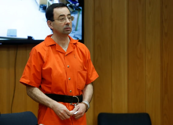 Larry Nassar trước tòa trong phiên điều trần tuyên án tại Tòa án Hạt Eaton ở Charlotte, Michigan, Mỹ, năm 2018. Ảnh: REUTERS