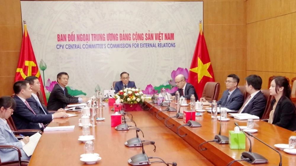 Trưởng ban Đối ngoại Trung ương Lê Hoài Trung tại hội đàm trực tuyến với lãnh đạo Đảng FLN cầm quyền Algeria. Ảnh: TTXVN