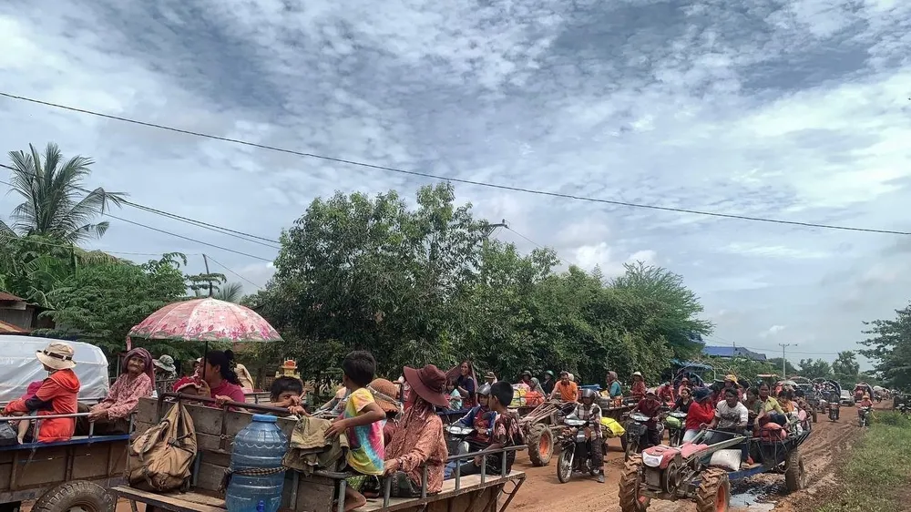 Người dân sơ tán khỏi tỉnh biên giới Oddar Meanchey thuộc Campuchia, sau khi căng thẳng tái diễn tại khu vực biên giới giữa Thái Lan và Campuchia. Ảnh: TÂN HOA XÃ