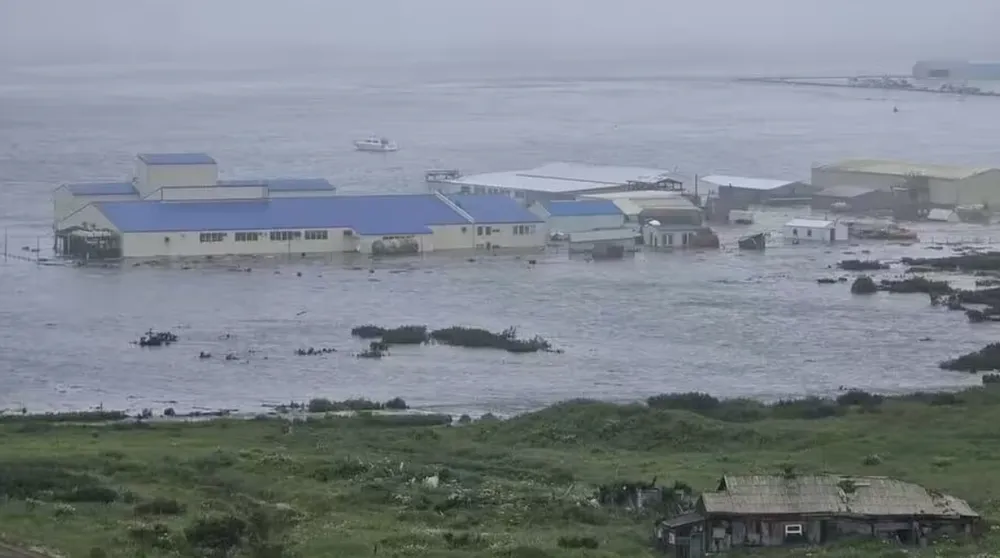 Sóng thần đã gây ngập lụt một số khu vực của thị trấn cảng Severo-Kurilsk. Ảnh: Express Screenshot 2025-07-30 130210.png