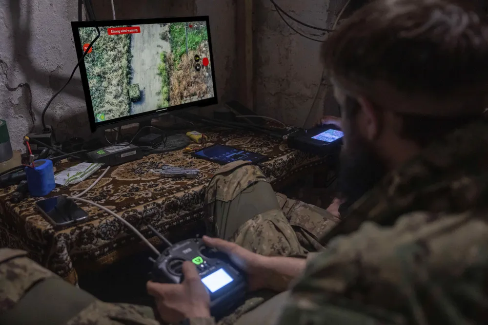 AP: Quân nhân Ukraine lái một chiếc xe robot trước khi được đưa ra tiền tuyến gần Kostiantynivka, Ukraine, ngày 10-9