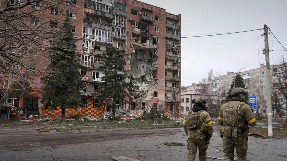 Quân nhân Ukraine đứng trước những tòa nhà chung cư bị phá hủy ở Pokrovsk. Ảnh: Cơ quan Biên phòng Nhà nước Ukraine