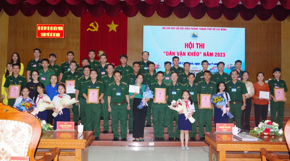 Ban tổ chức trao tặng giấy chứng nhận Hội thi “Dân vận khéo”