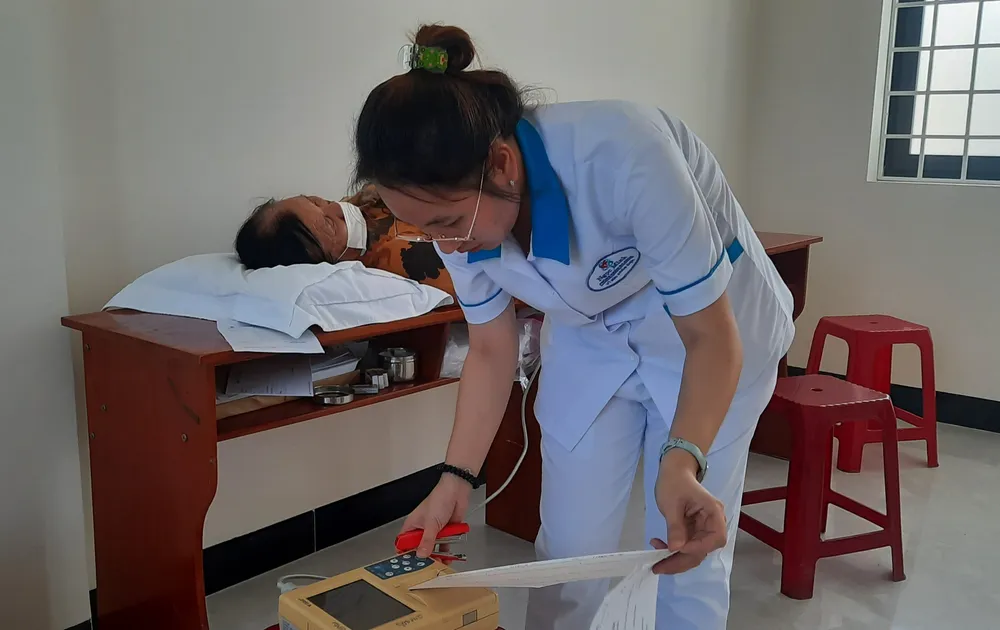 Người dân đang được đo điện tim. Ảnh: KHẢ HÂN