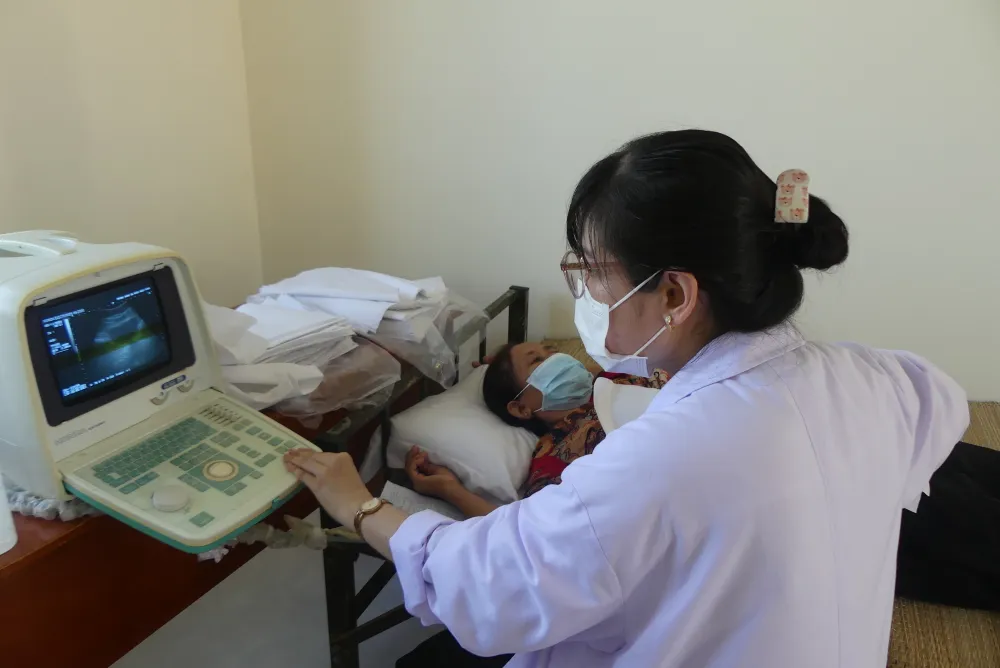 Người dân đến khám đang được siêu âm bụng tổng quát. Ảnh: KHẢ HÂN