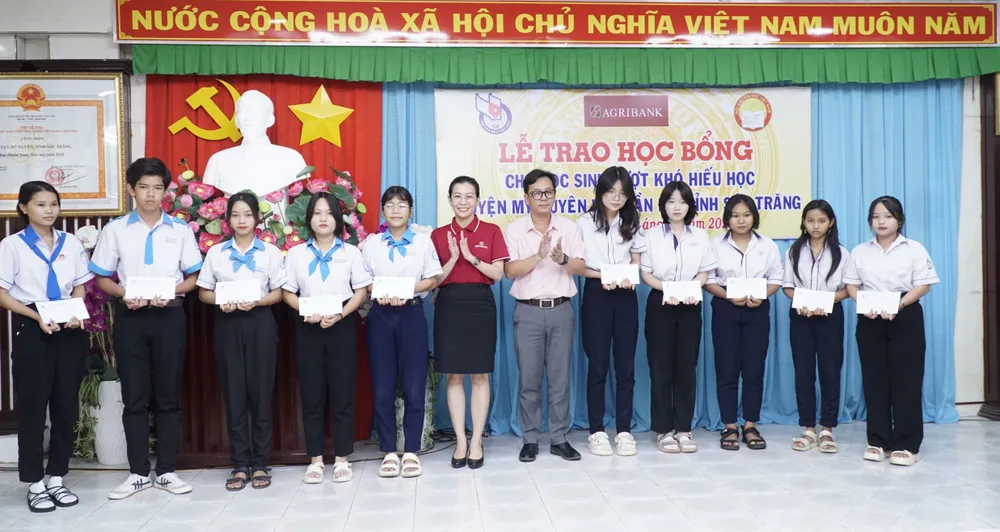 Đại diện lãnh đạo địa phương trao học bổng khuyến học cho các học sinh khó khăn huyện Mỹ Xuyên và Trần Đề. Ảnh: CTV trao-hoc-bong-soc-trang-6068.jpg