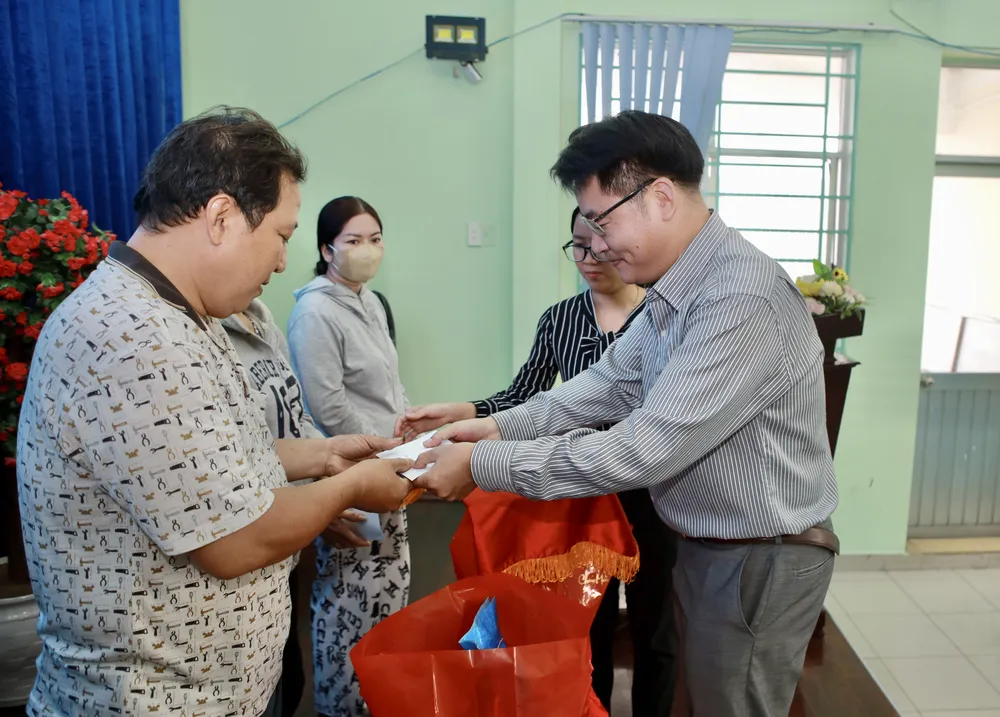 Ông Đinh Đức Thọ, Phó Tổng Biên tập Báo Pháp Luật TPHCM trao quà cho các hộ dân. Ảnh: CTV ong-dinh-duc-tho-pho-tong-bien-tap-bao-phap-luat-tphcm-trao-qua-cho-cac-ho-dan-7106.jpg