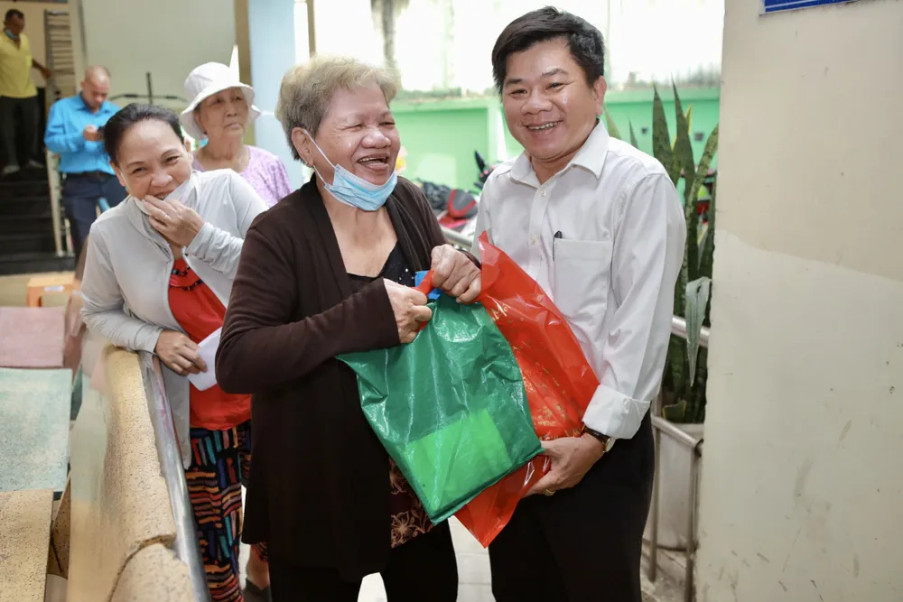 Ông Hà Văn Tuấn trao những phần gạo đến bà con. Ảnh: CTV ong-ha-van-tuan-trao-nhung-phan-gao-den-ba-con-2677.jpg