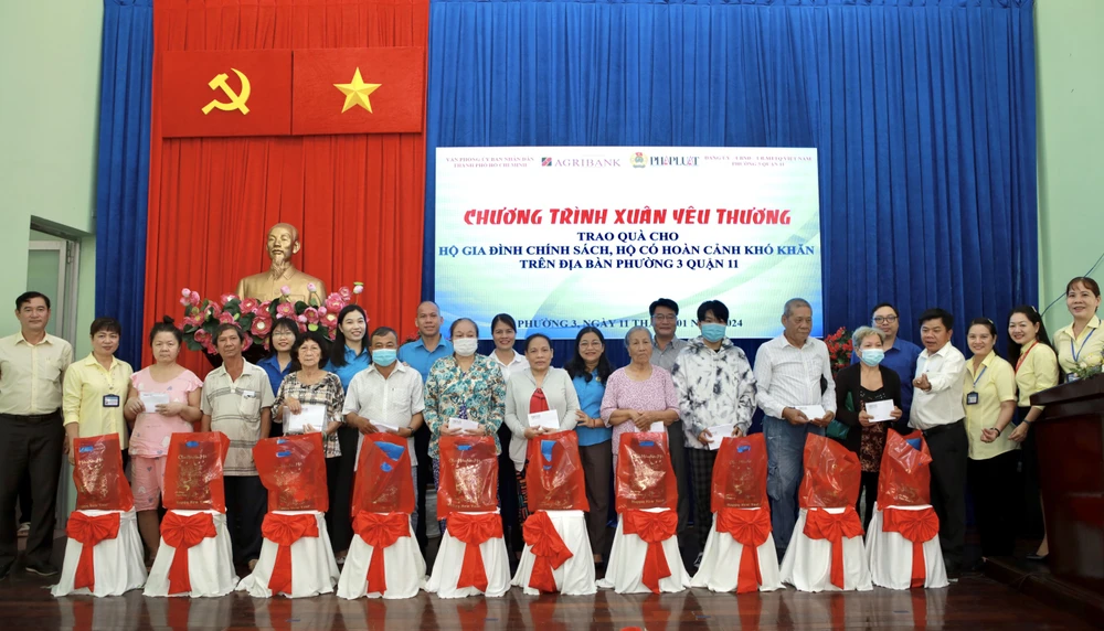 Tặng 100 phần quà tết cho người dân có hoàn cảnh khó khăn ở phường 3, quận 11