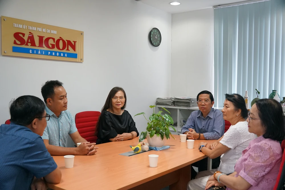 Gia đình cố bác sĩ Nguyễn Văn Thành gặp và chia sẻ mong muốn của gia đình đóng góp từ thiện cho bệnh nhi ung thư nghèo. Ảnh: VIỆT NGA 65H08888.JPG