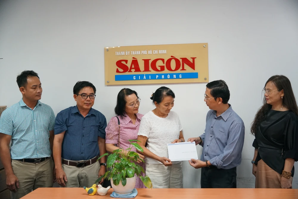 Nhà báo Nguyễn Thành Lợi, Phó Tổng Biên tập Thường trực Báo SGGP cảm ơn gia đình cố bác sĩ Nguyễn Văn Thành. Ảnh: Việt Nga 65H08899.JPG