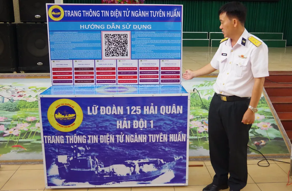 Đại diện các đơn vị thuyết minh sản phẩm tại hội thi. Ảnh: ĐỨC VIỆT Đại diện các đơn vị thuyết minh sản phẩm tại hội thi.jpg