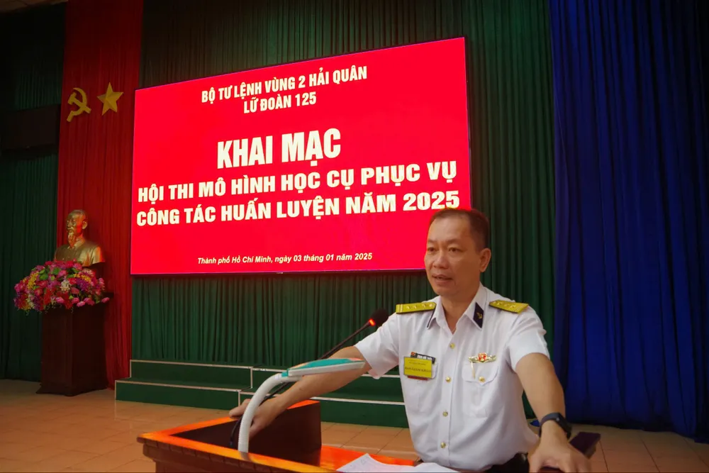 Thượng tá Phan Anh Tuấn, Phó Lữ đoàn trưởng, Trưởng ban giám khảo phát biểu khai mạc hội thi. Ảnh: ĐỨC VIỆT Thượng tá Phan Anh Tuấn, Phó Lữ đoàn trưởng, Trưởng ban giám khảo phát biểu khai mạc hội thi - Đức Việt.jpg