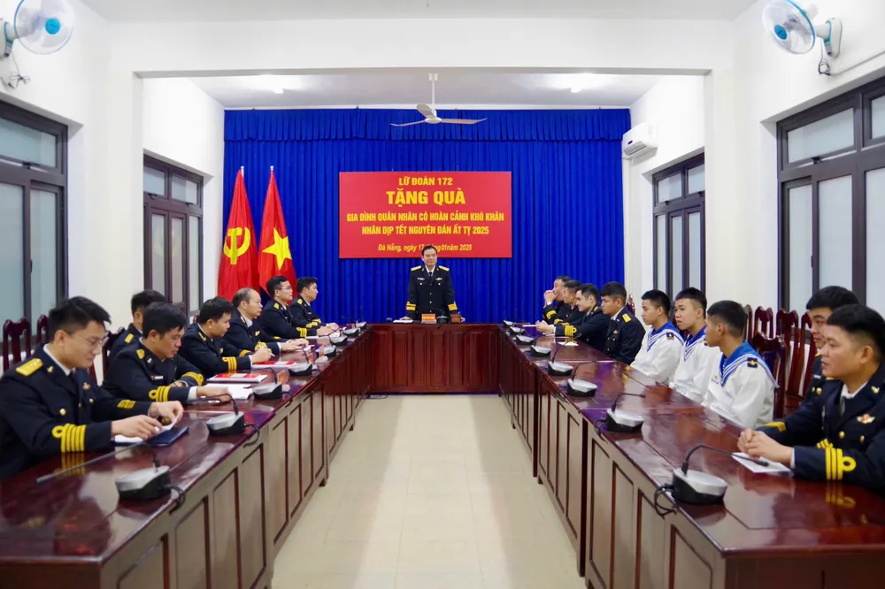 Thượng tá Vũ Hữu Phong, Phó Lữ đoàn trưởng phát biểu tại buổi gặp mặt. Ảnh: PHƯỚC HOÀN z6236624627235_df427cb11249f7057e01a058844d43bb.jpg