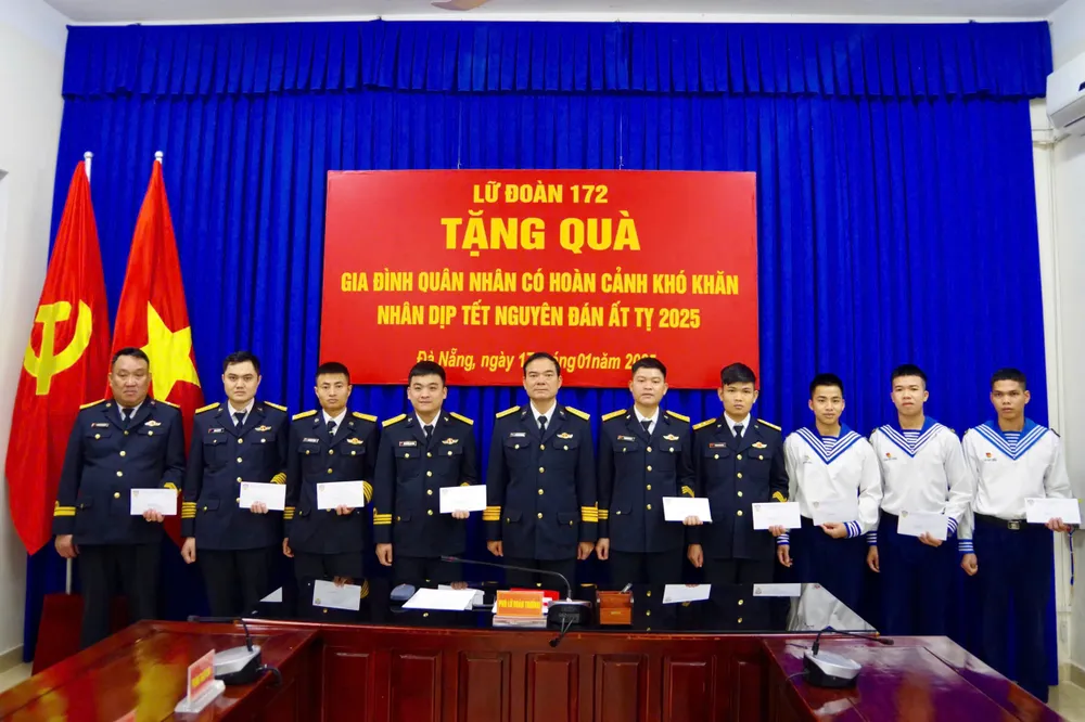 Thủ trưởng Lữ đoàn 172 trao tặng quà cho các quân nhân. Ảnh : PHƯỚC HOÀN z6236624642266_1b3f6f7845c7bfd5e52af799fe796dae.jpg