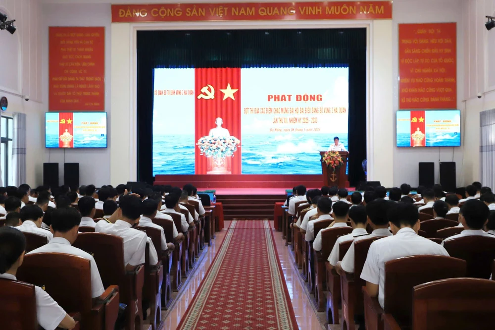 Quang cảnh buổi phát động thi đua. Ảnh: HOÀNG DIỆU 2.jpg